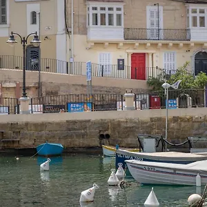 The Rose , San Ġiljan Malta